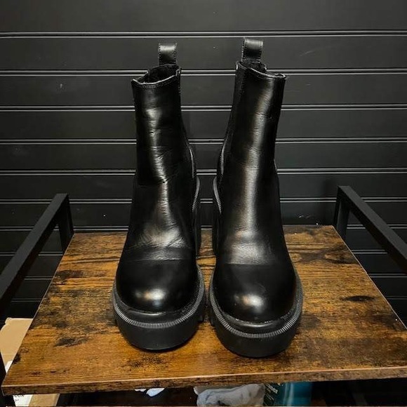 Steve Madden Black Leather Chelsea Boots Lug Platform Sole Classic Style - Picture 1 of 4
